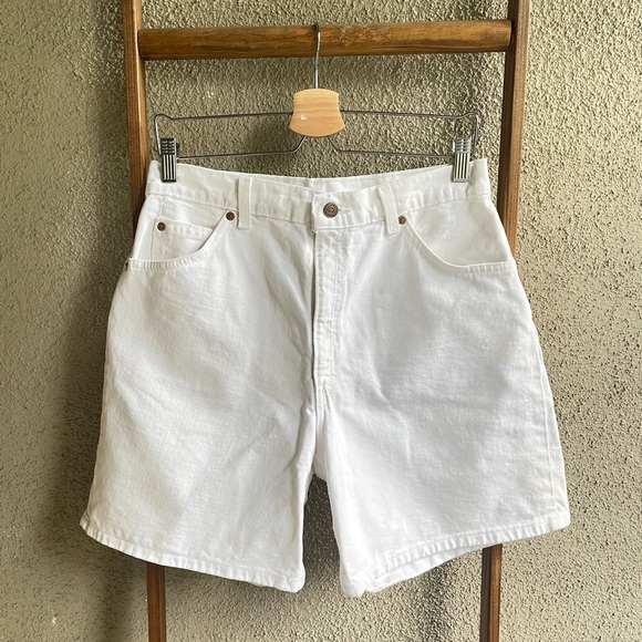 VINTAGE LEVI’S White Shorts / Orange Tag - Picture 1 of 7
